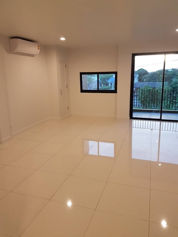 ขาย/ให้เช่าอาคารพาณิชย์ 3.5 ชั้น ย่านบางนา เช่า 35,000 บ/ด ขาย 8.5 ล้านบาท