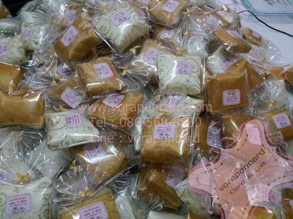 กระเป๋าซิบสีครีมทองพร้อมติดป้ายชื่อ