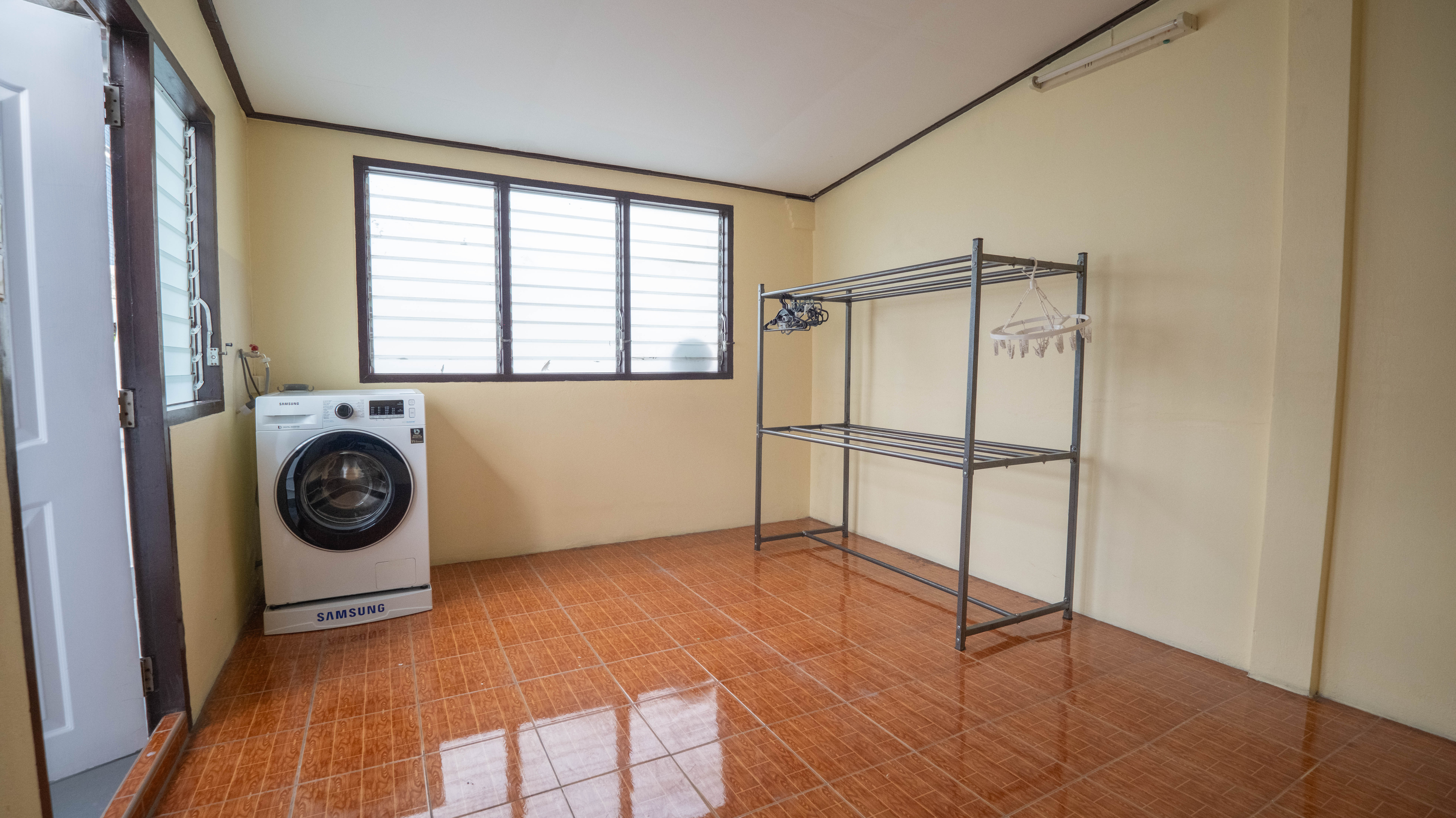 ให้เช่าทาวน์เฮ้าส์ 4 ชั้น ย่านเอกมัย 26 พื้นที่ 24 ตรว. 5 ห้องนอน เช่า 50,000 บ/ด