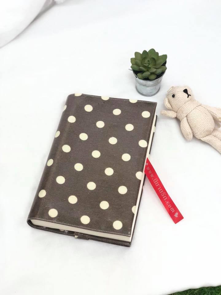 ปกผ้าเคลือบกันน้ำ เทาควันบุหนรี่ ลายจุดขาว ขนาด 8" ( Pocket Book )
