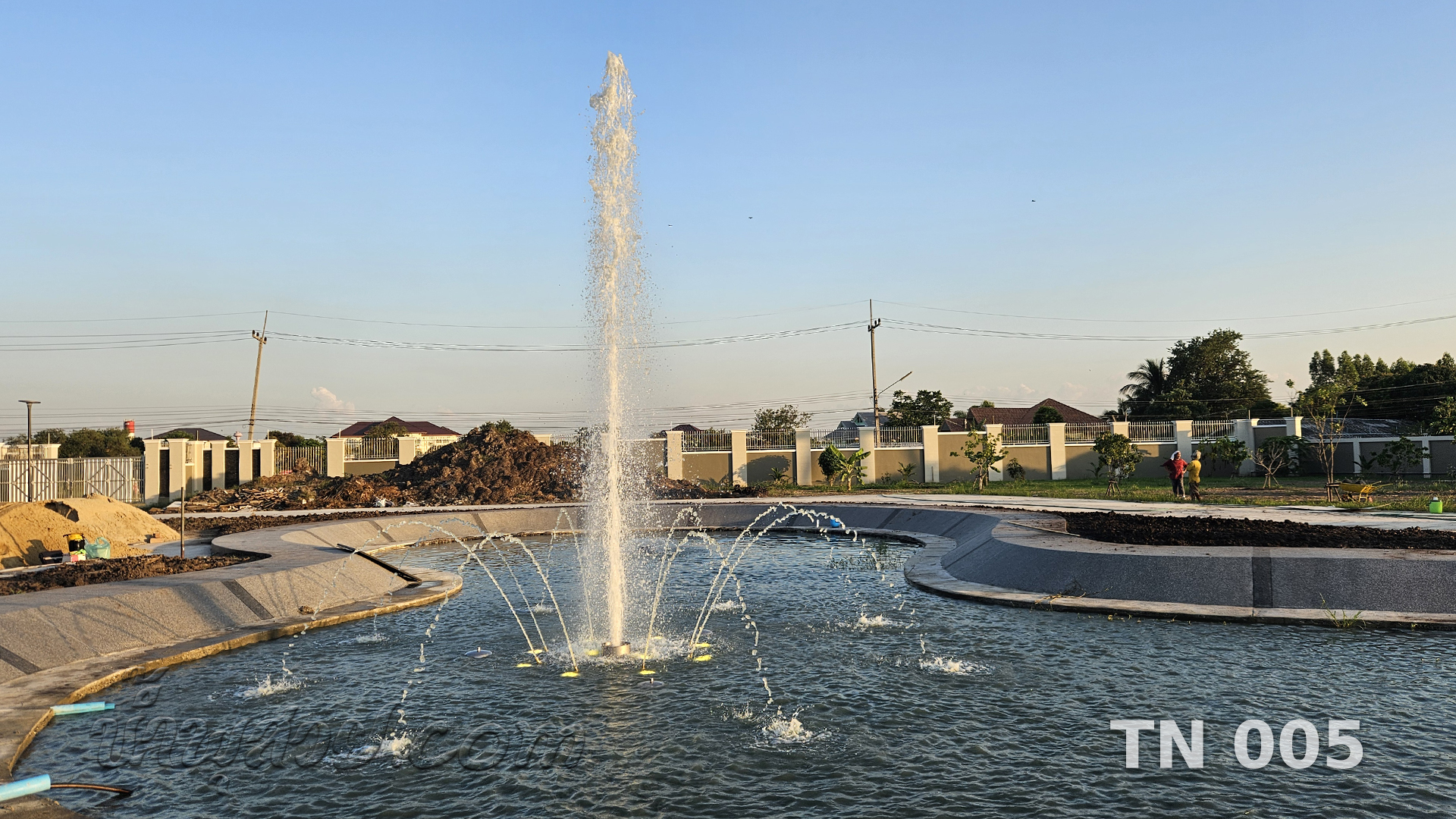 น้ำพุทุ่นลอย ทรงดอกชบา คุณสุรศักดิ์ จ.นครปฐม