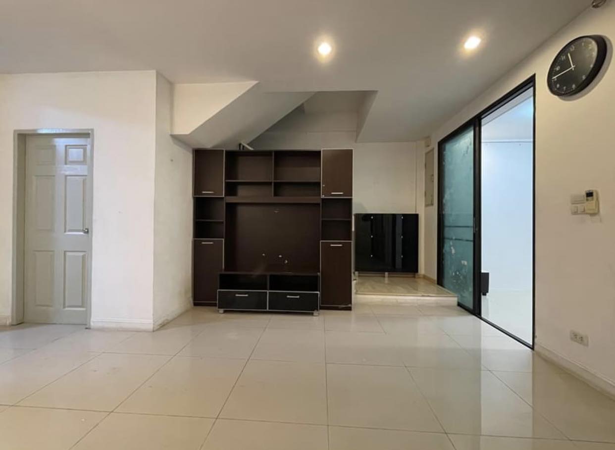 ให้เช่าทาวน์โฮม 3 ชั้น ย่านลาดปลาเค้า 21 ตร.ว. 3 ห้องนอน ราคา 24,000 บาท/เดือน