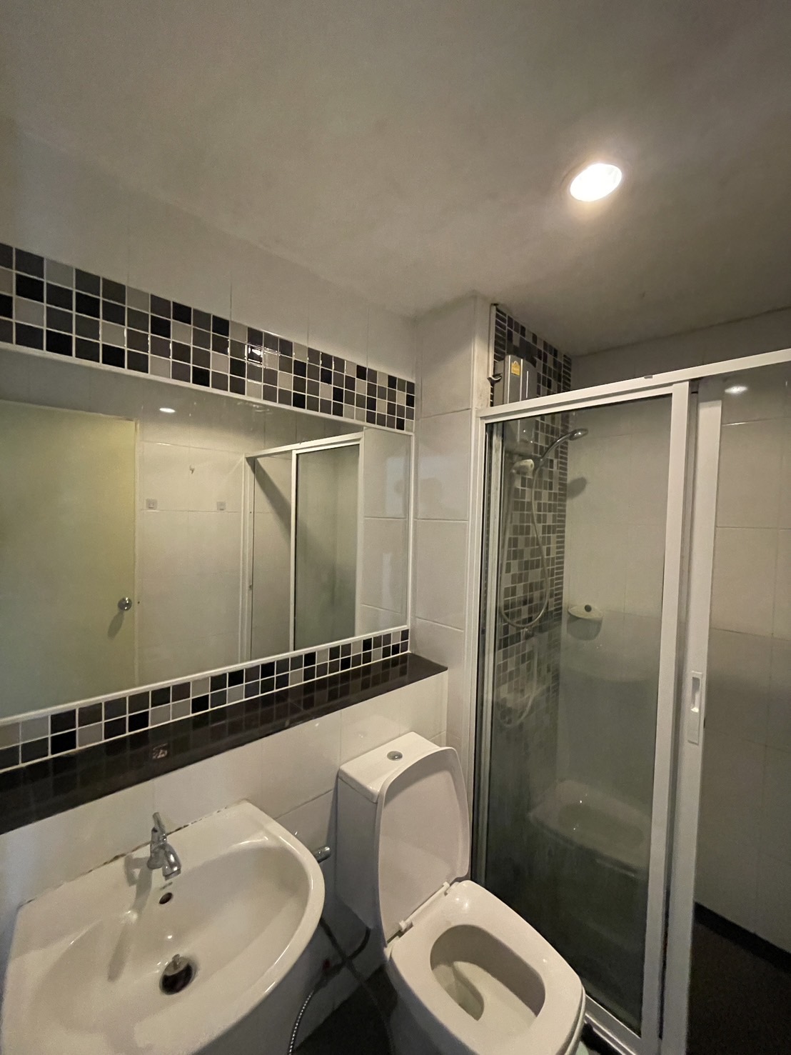 ให้เช่าคอนโด รีเจ้นท์ โฮม 10 แจ้งวัฒนะ 32 ตรม. 1 ห้องนอน ราคาเช่า 7,500 /เดือน