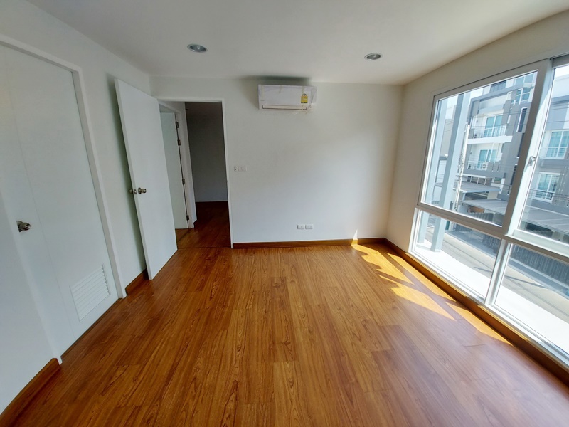 ขายทาวน์โฮม 3.5 ชั้น ย่านลาดพร้าว พื้นที่ 33.30 ตรว. 3 ห้องนอน ขาย 13.7 ล.