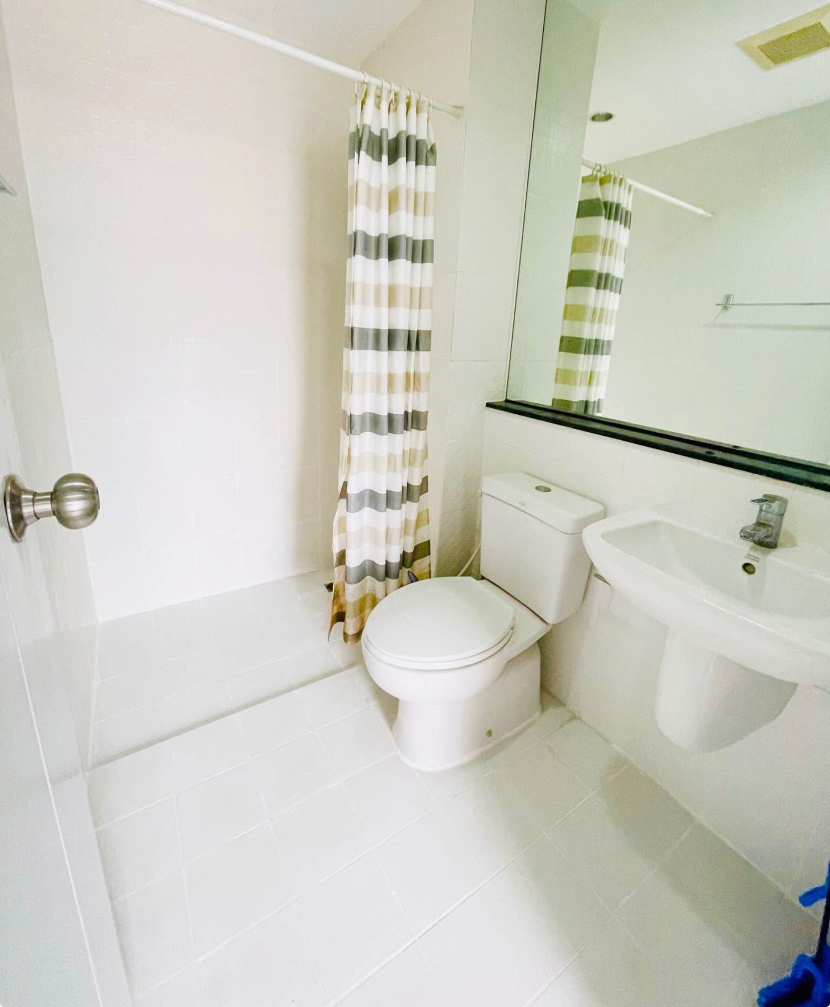 ให้เช่าคอนโด เดอะ ทรี อินเตอร์เชนจ์ พื้นที่ 30 ตร.ม. สตูดิโอ เช่า 11,000 บ/ด