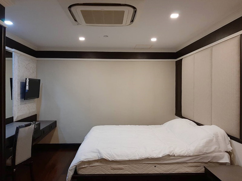 ขาย/ให้เช่าคอนโด สเตท ทาวเวอร์ 136 ตรม. 2 ห้องนอน เช่า 45,000 บ/ด ขาย 15 ล้านบาท