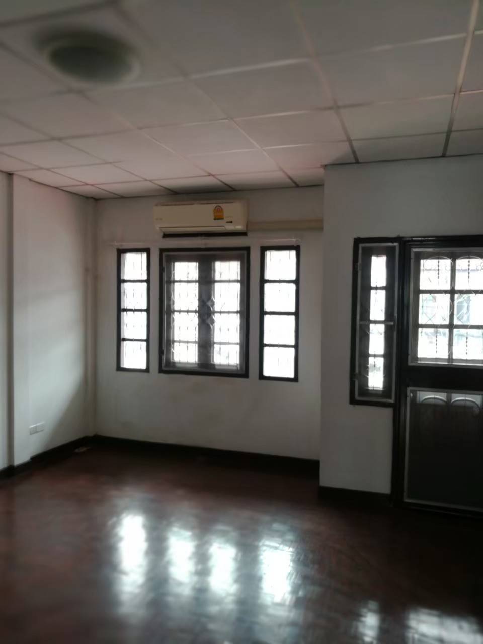 ให้เช่าทาวน์เฮ้าส์ 2 ชั้น ย่านลาดปลาเค้า พื้นที่ 19 ตารางวา 2 ห้องนอน