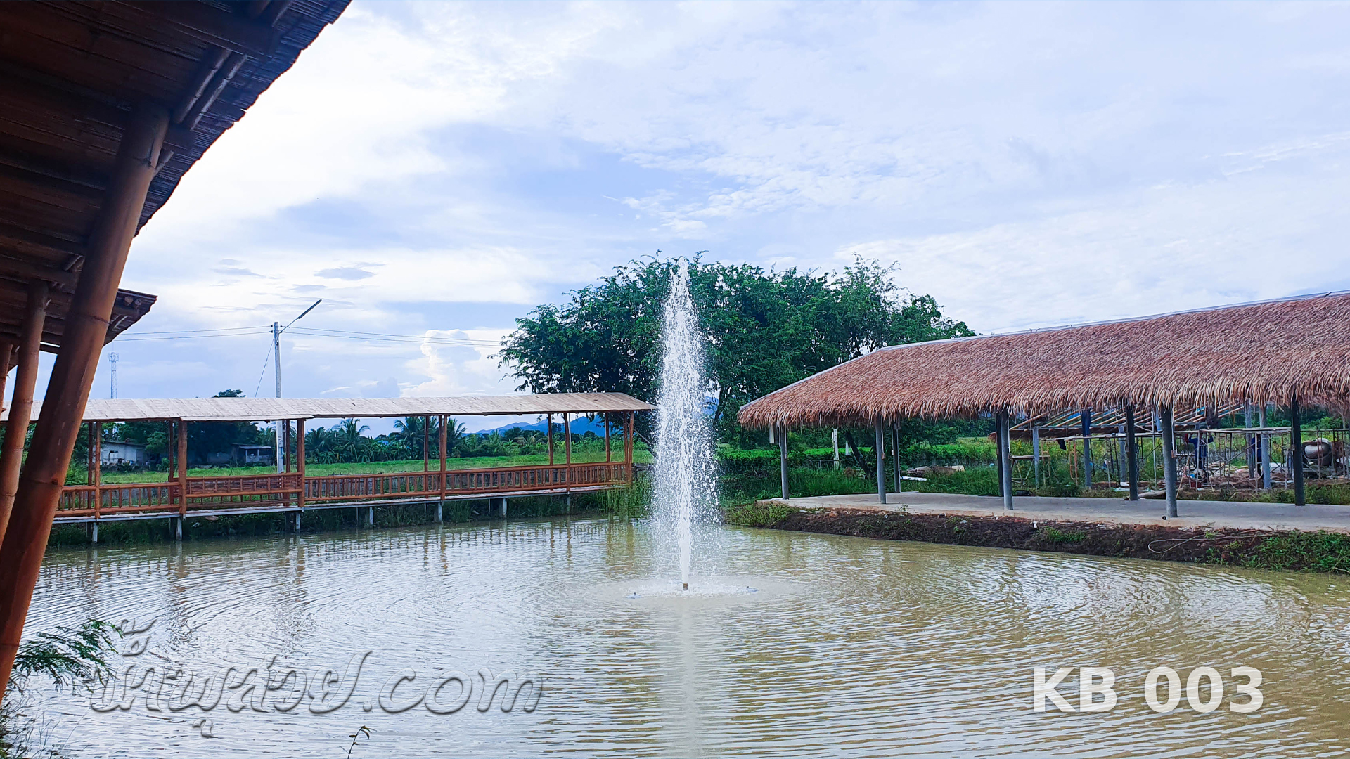 น้ำพุทุ่นลอย ทรงต้นสน ไกรศิระภพบ๊อกซิ่งยิม จ.กาญจนบุรี