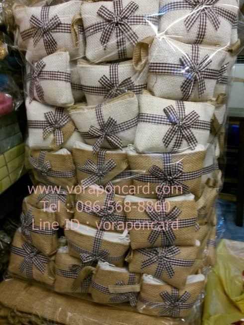 กระเป๋าซิบผ้ากระสอบสีขาวสีธรรมชาติพร้อมโบว์และป้ายชื่อ