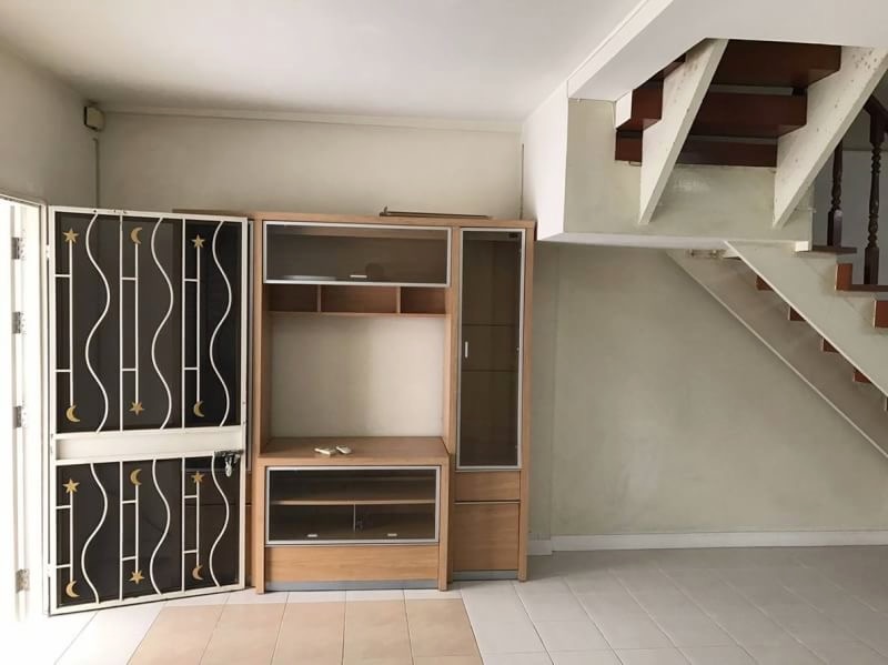 ขายทาวน์เฮ้าส์ 3 ชั้น ย่านรามคำแหง 43 พื้นที่ 20 ตรว. 4 ห้องนอน ขาย 6 ล้านบาท