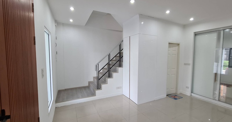 ขายทาวน์โฮม 3 ชั้น ย่านสุขุมวิท พื้นที่ 52.8 ตรว. 2 ห้องนอน ขาย 13 ล้านบาท