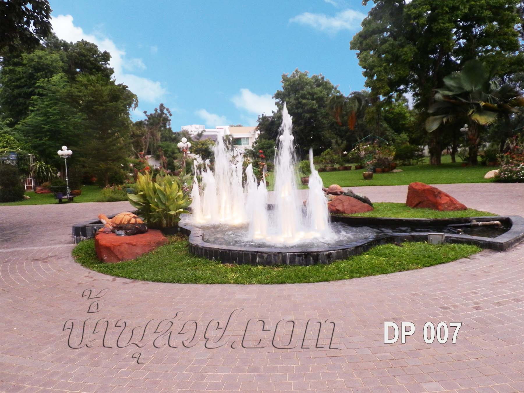 บ่อน้ำพุ ฟรีฟอร์ม หน้าบ้าน ดร.พิชนี ที่บ้านเมืองเอก