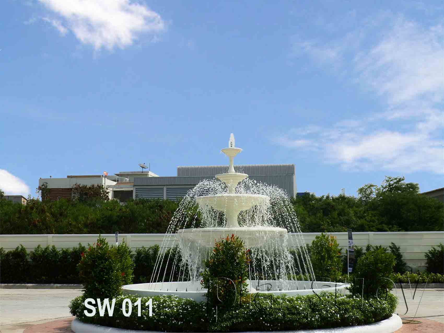 บ่อน้ำพุ พาน 4 ชั้น หน้าโครงการ The Wellington ที่สมุทรปราการ