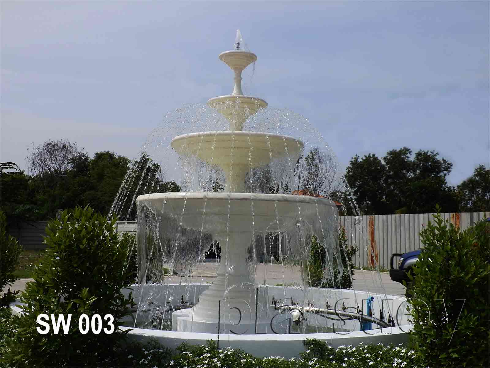 บ่อน้ำพุ พาน 4 ชั้น หน้าโครงการ The Wellington ที่สมุทรปราการ