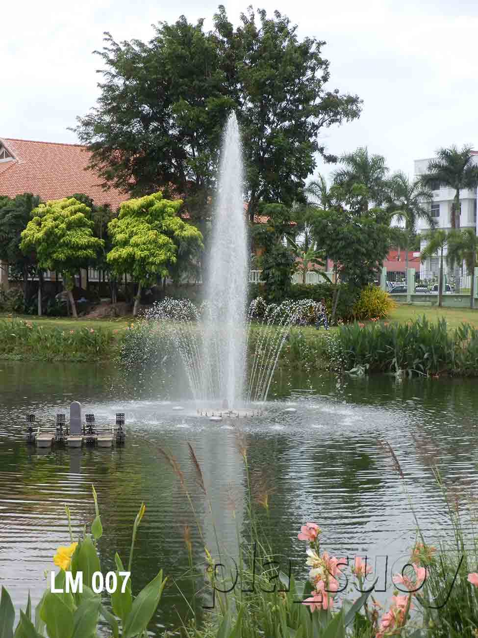 น้ำพุทุ่นลอยดอกชบา ที่เทศบาลเมืองแหลมฉบัง