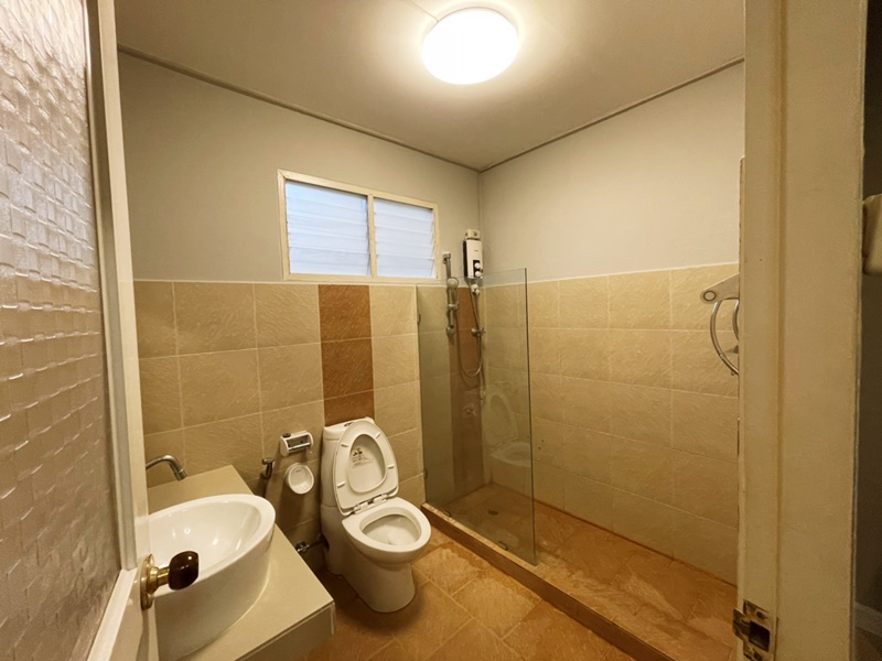 ให้เช่าทาวน์โฮม 3.5 ชั้น ย่านรัชดา-สุทธิสาร พื้นที่ 26 ตรว. 5 ห้องนอน เช่า 32,000 บ/ด