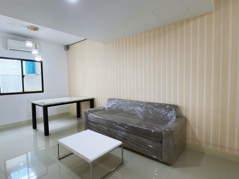 ให้เช่าทาวน์เฮ้าส์ 2 ชั้น ย่านพัฒนาการ 38 พื้นที่ 21 ตรว. 3 ห้องนอน เช่า 25,000 บ/ด