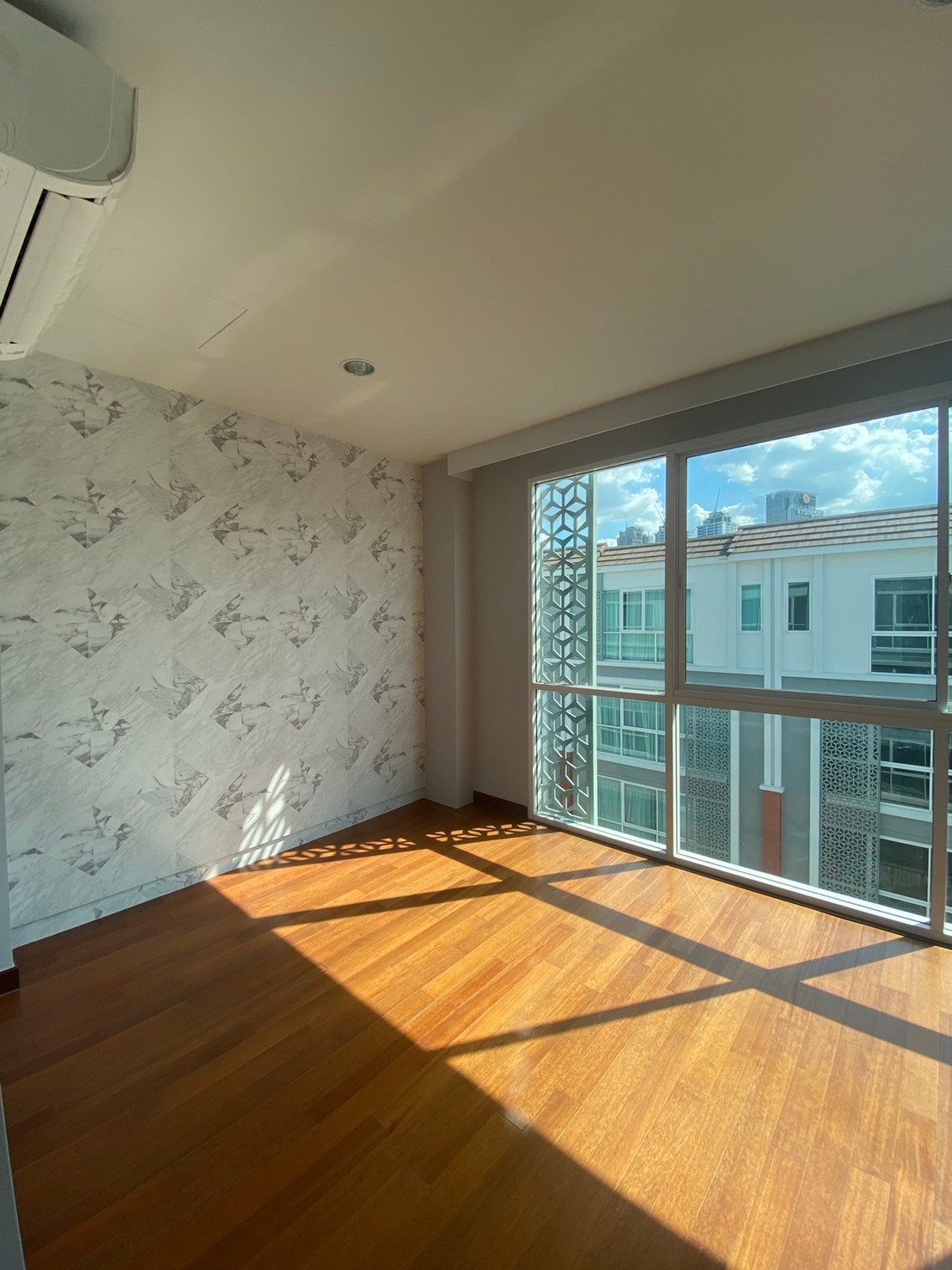 ให้เช่าทาวน์โฮม 4 ชั้น ย่านพระราม 3 พื้นที่ 24 ตรว. 3 ห้องนอน เช่า 70,000 บ/ด