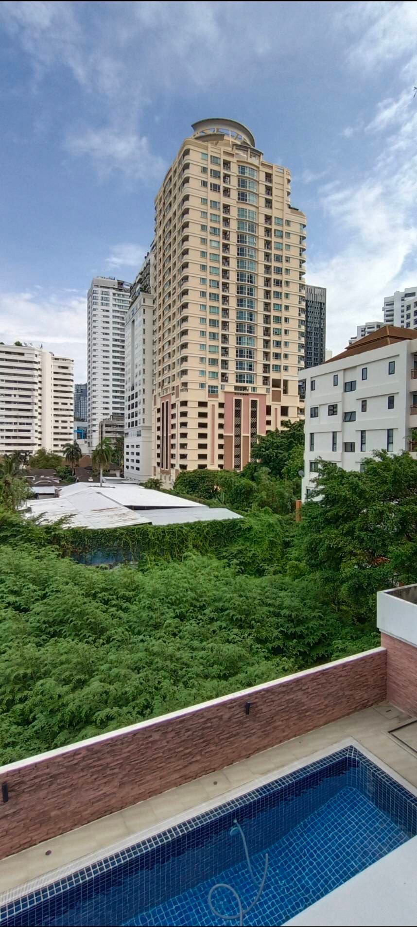 ให้เช่าคอนโด บีเวอรี่ ทาวเวอร์ พื้นที่ 75 ตรม. 2 ห้องนอน เช่า 35,000 บาท/เดือน