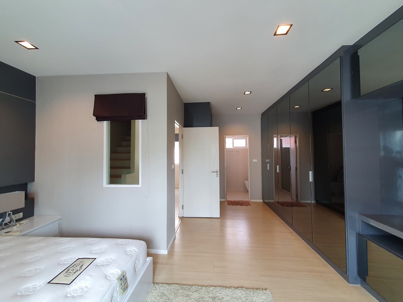 ขายทาวน์โฮม 3ชั้น ย่านรามคำแหง 39 พื้นที่ 32.2 ตรว. 3 ห้องนอน ขาย 6.9 ล้านบาท