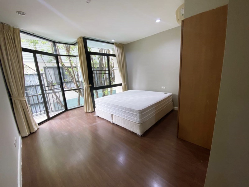 ให้เช่าบ้านแฝด 3 ชั้น ย่านสุขุมวิท 38 พื้นที่ 350 ตรม. 4 ห้องนอน เช่า 120,000 บ/ด