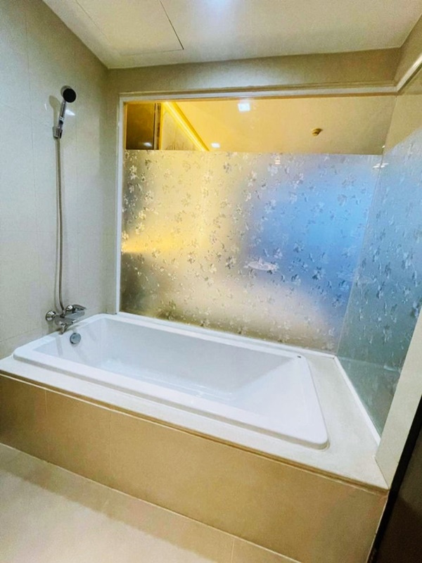 ขาย/ให้เช่า สกายวอล์ค คอนโด พื้นที่ 52 ตร.ม. 1 ห้องนอน เช่า 38,000 บ/ด ขาย 7.69 ล.