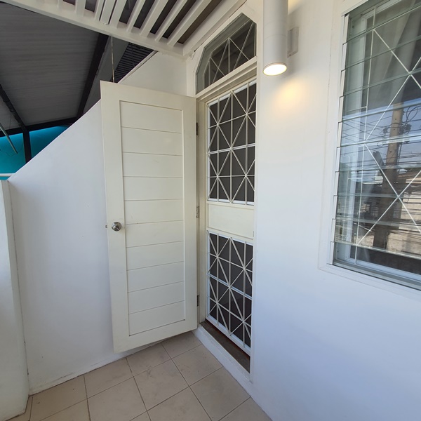 ให้เช่าทาวน์เฮ้าส์ 2 ชั้น ย่านติวานนท์ พื้นที่ 17 ตรว. 2 ห้องนอน เช่า 12,000 บ/ด