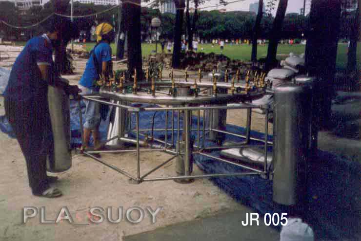 น้ำพุทุ่นลอย ดอกชบาใหญ่ หน้าม.จุฬาฯ