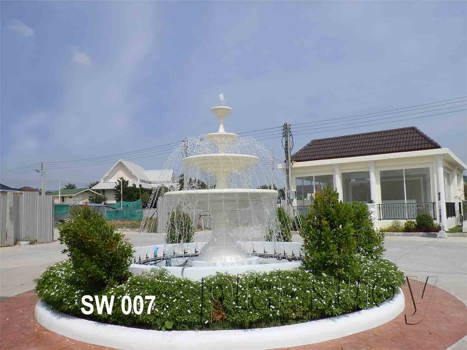 บ่อน้ำพุ พาน 4 ชั้น หน้าโครงการ The Wellington ที่สมุทรปราการ