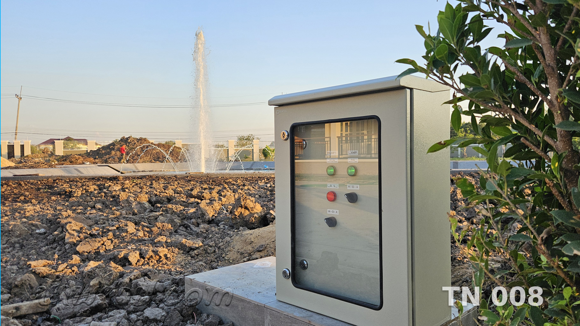 น้ำพุทุ่นลอย ทรงดอกชบา คุณสุรศักดิ์ จ.นครปฐม