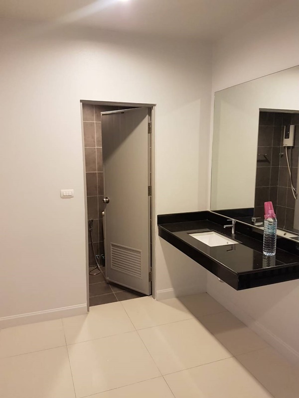 ขาย/ให้เช่าอาคารพาณิชย์ 3.5 ชั้น ย่านบางนา เช่า 35,000 บ/ด ขาย 8.5 ล้านบาท