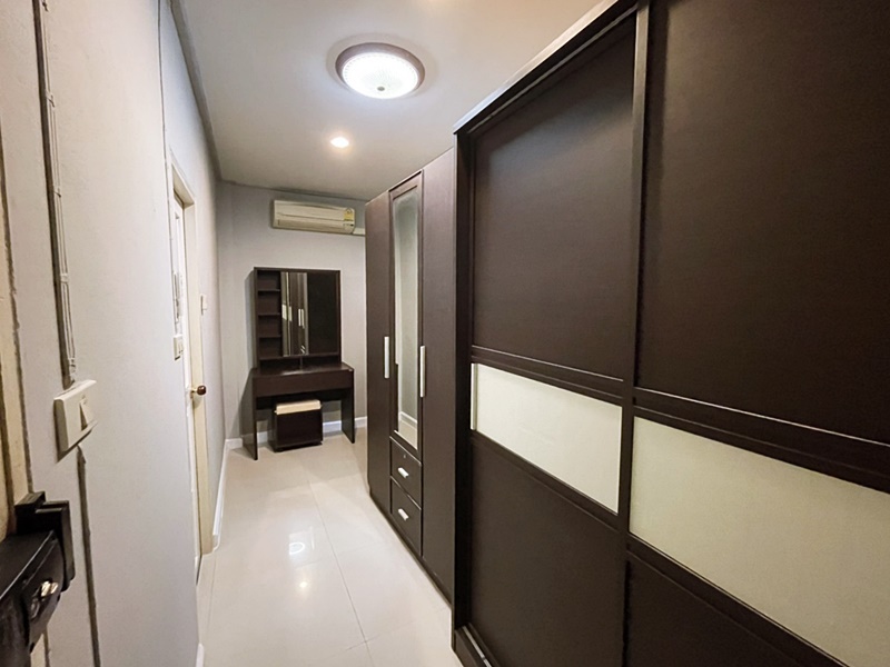 ให้เช่าทาวน์โฮม 3.5 ชั้น ย่านรัชดา-สุทธิสาร พื้นที่ 26 ตรว. 5 ห้องนอน เช่า 32,000 บ/ด