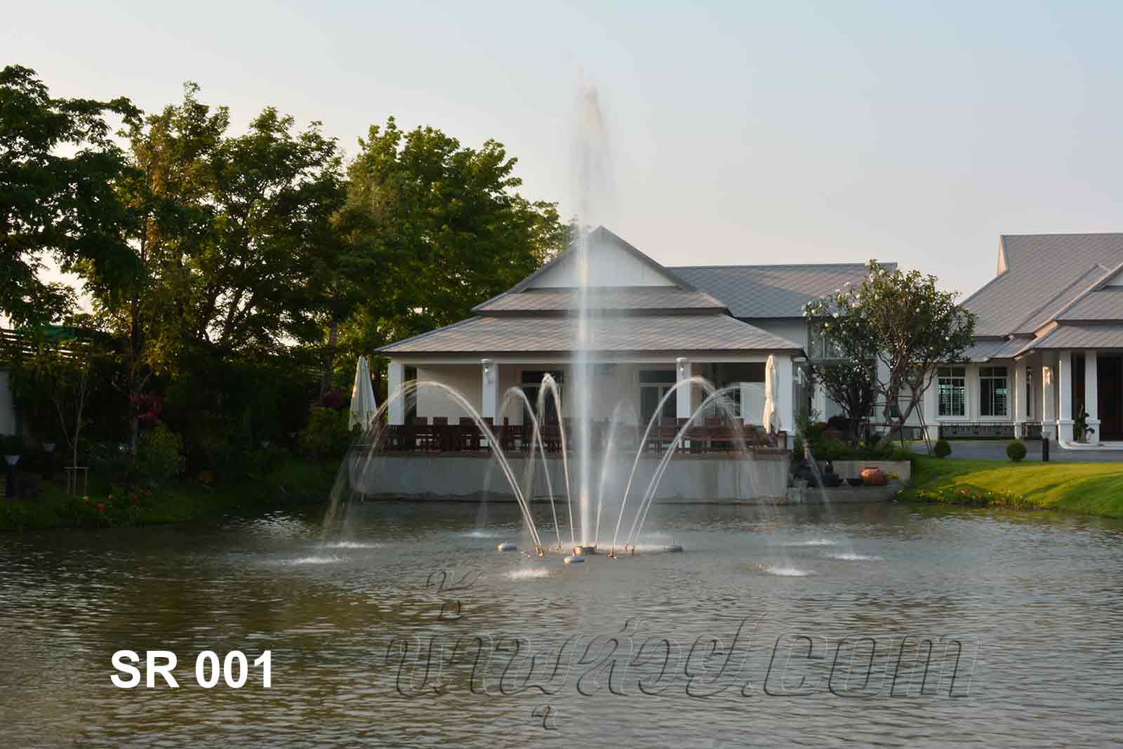 ชุดน้ำพุทุ่นลอย ดอกชบากลีบใหญ่ ที่ สวนหมื่นราม บ้านนายกสมชาย