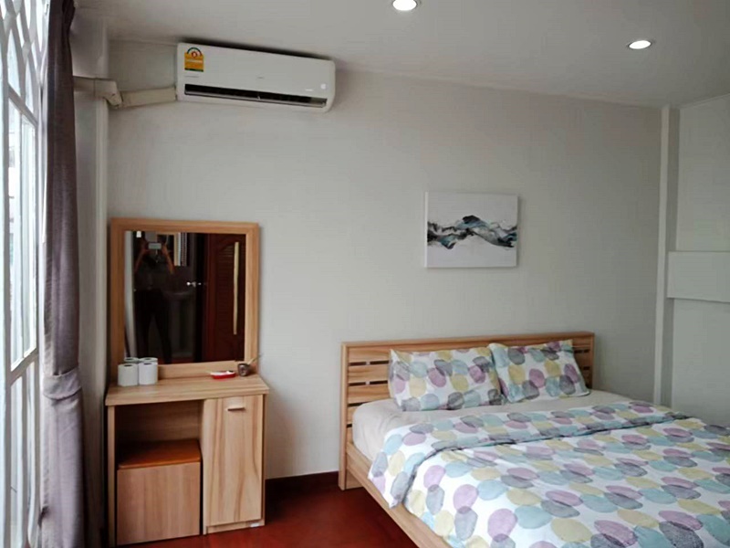 ให้เช่าทาวน์เฮ้าส์ 4 ชั้น ย่านเอกมัย พื้นที่ 23 ตรว. 5 ห้องนอน เช่า 60,000 บ/ด