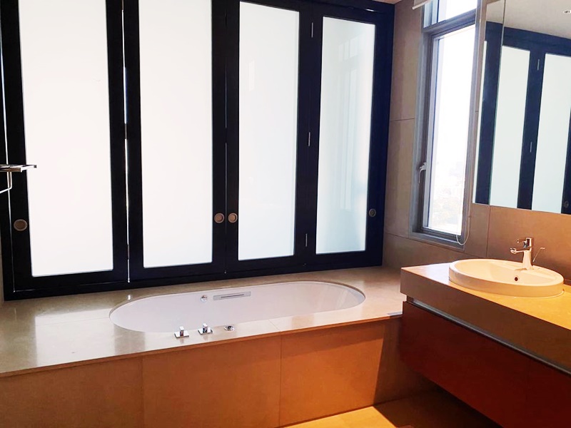 ให้เช่าคอนโด เดอะ สุโขทัย เรสซิเด้นซ์ พื้นที่ 122 ตรม. 1 ห้องนอน เช่า 120,000 บ/ด