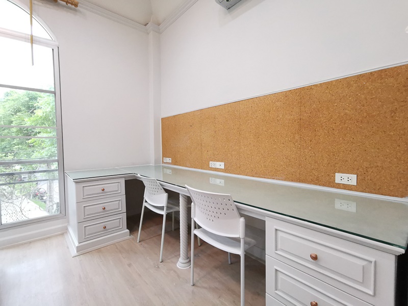 ให้เช่าทาวน์เฮ้าส์ 3.5 ชั้น บ้านกลางกรุง แกรนด์ เวียนนา พระราม 3 270 ตรม. เช่า 46,000 บ/ด