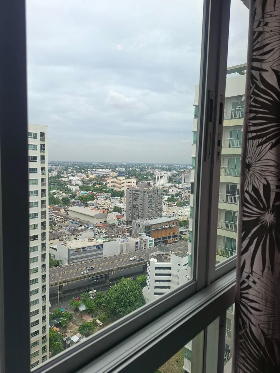 ให้เช่าคอนโด ลุมพินี พาร์ค ปิ่นเกล้า พื้นที่ 28 ตร.ม. 1 ห้องนอน ทิศใต้ วิวเมือง ราคา 8,500 บ/ด