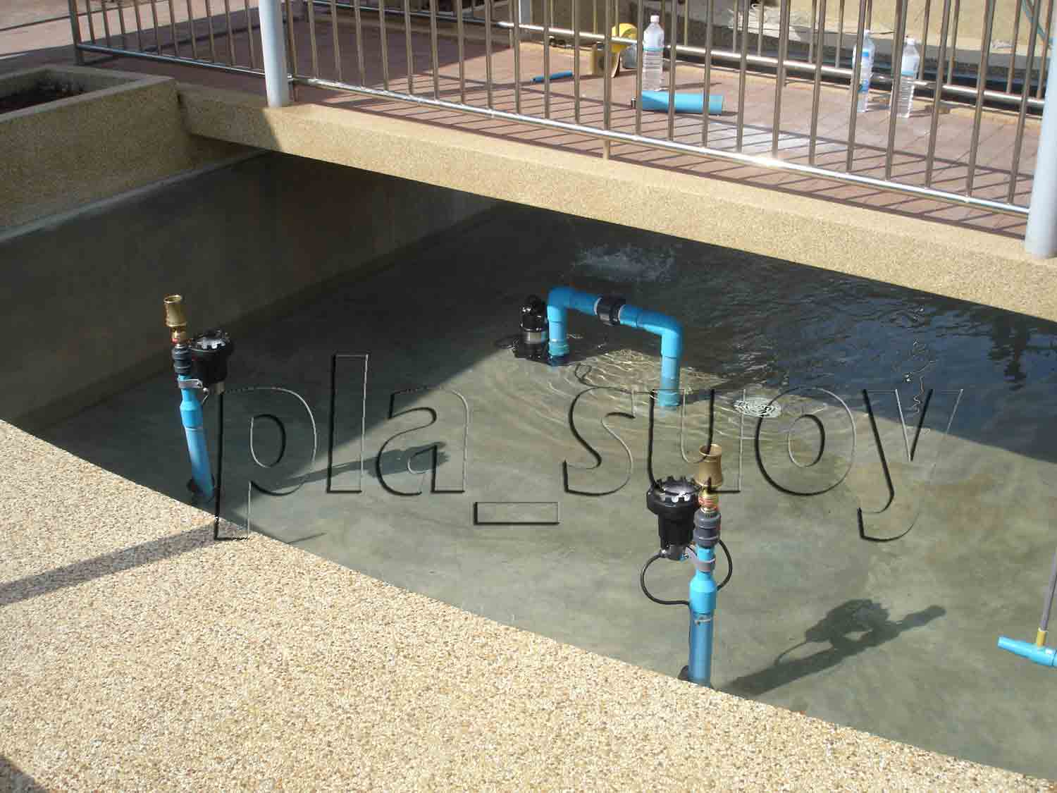 น้ำพุในบ่อเลี้ยงปลา บ้านพักคนชรา