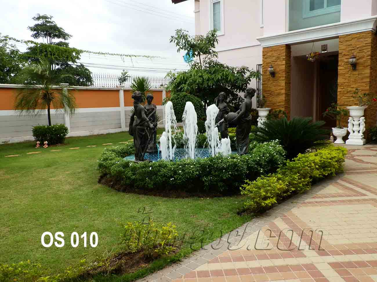 น้ำพุประติมากรรม ผู้หญิง 4 คน ที่บ้านคุณ อร สมุทรสาคร
