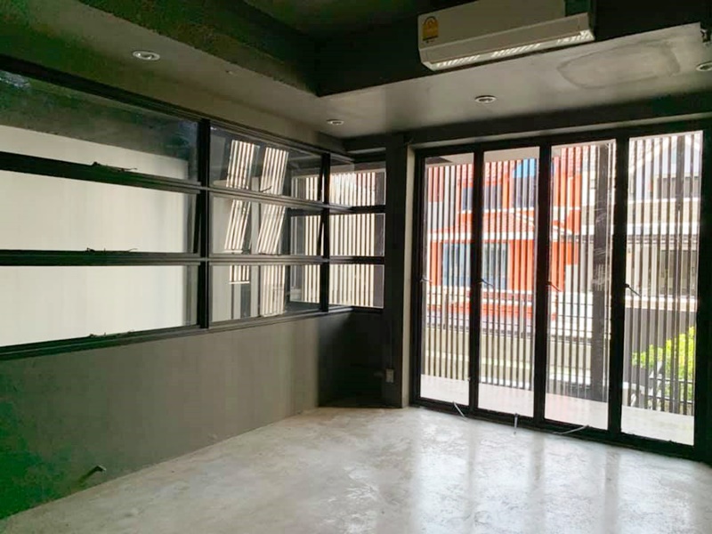 ให้เช่าโฮมออฟฟิศ 3 ชั้น ย่านพระราม 9 พื้นที่ 38 ตรว. เช่า 55,000 บาท/เดือน