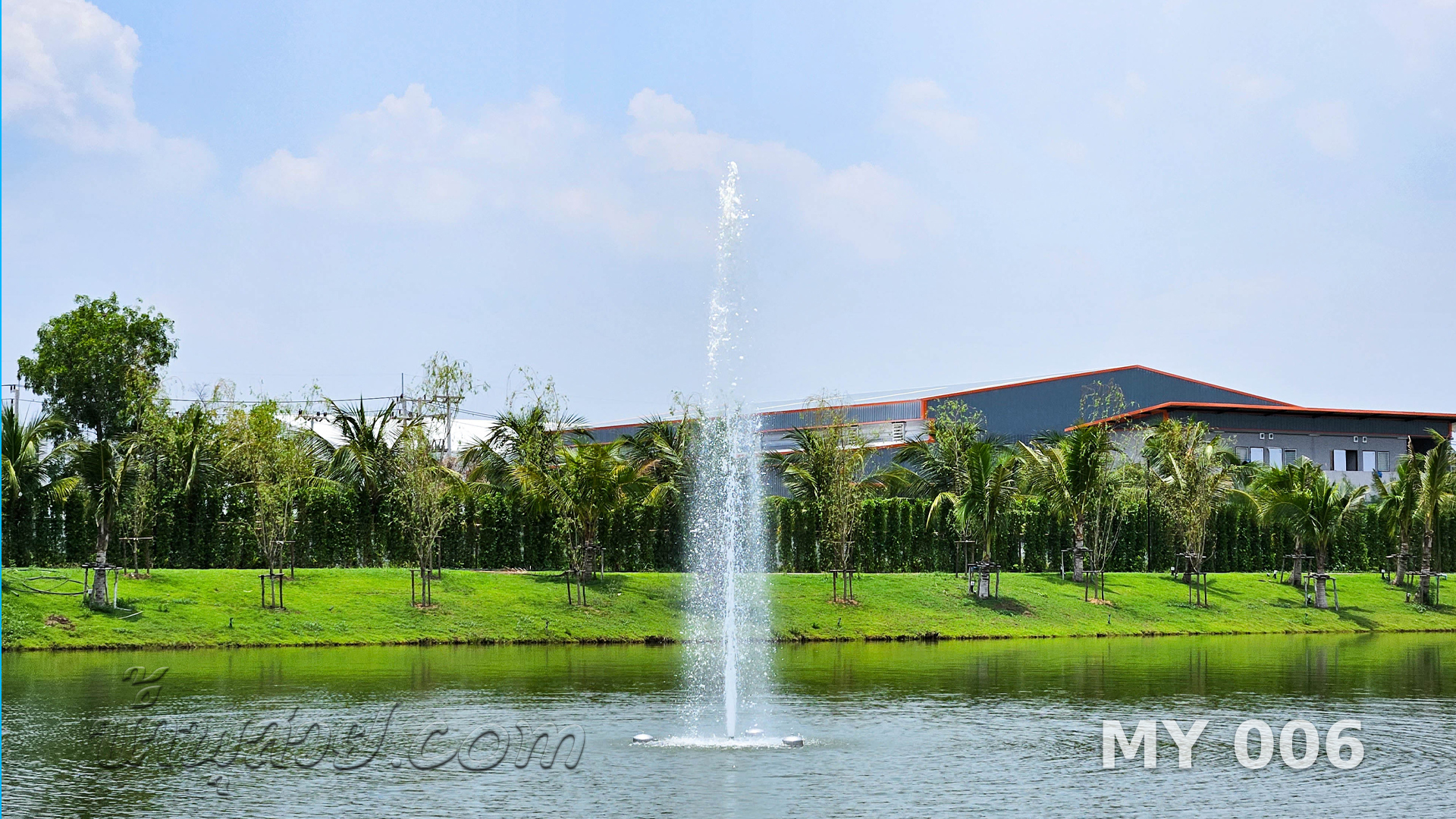 น้ำพุทุ่นลอย ทรงต้นสน MOO YOO ROSE HOUSE จ.นครปฐม