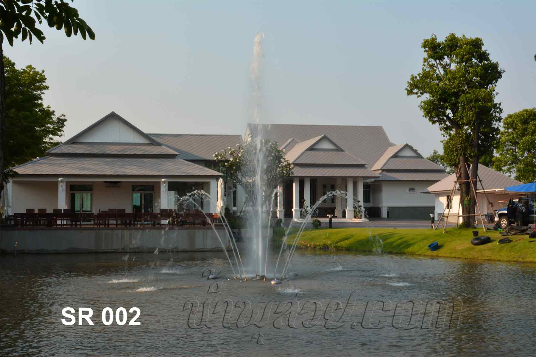 ชุดน้ำพุทุ่นลอย ดอกชบากลีบใหญ่ ที่ สวนหมื่นราม บ้านนายกสมชาย