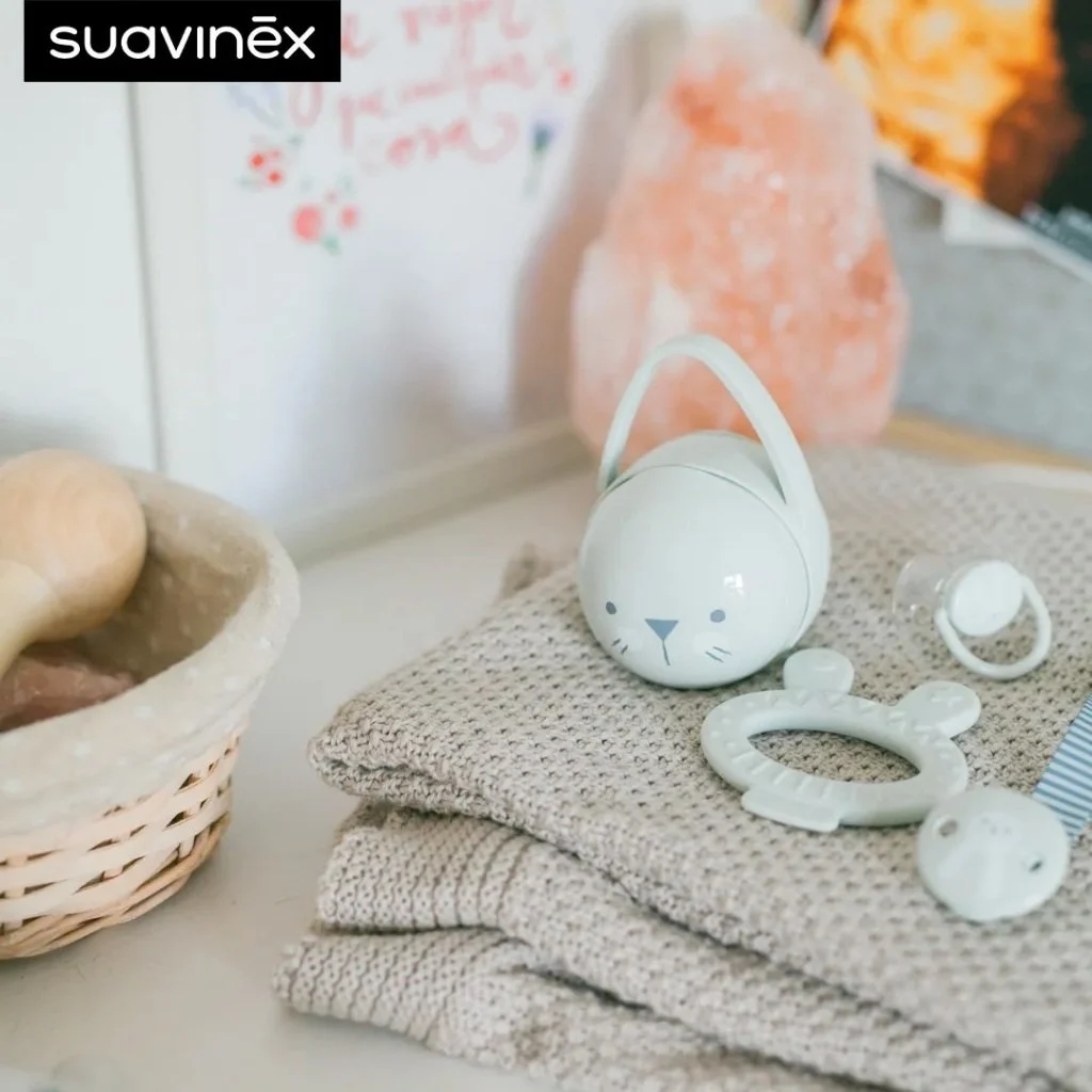 Suavinex จุกหลอกเด็ก สายคล้อง กล่องใส่จุกหลอก รูปทรงมีความสมดุล ใช้ได้ตั้งแต่แรกเกิด