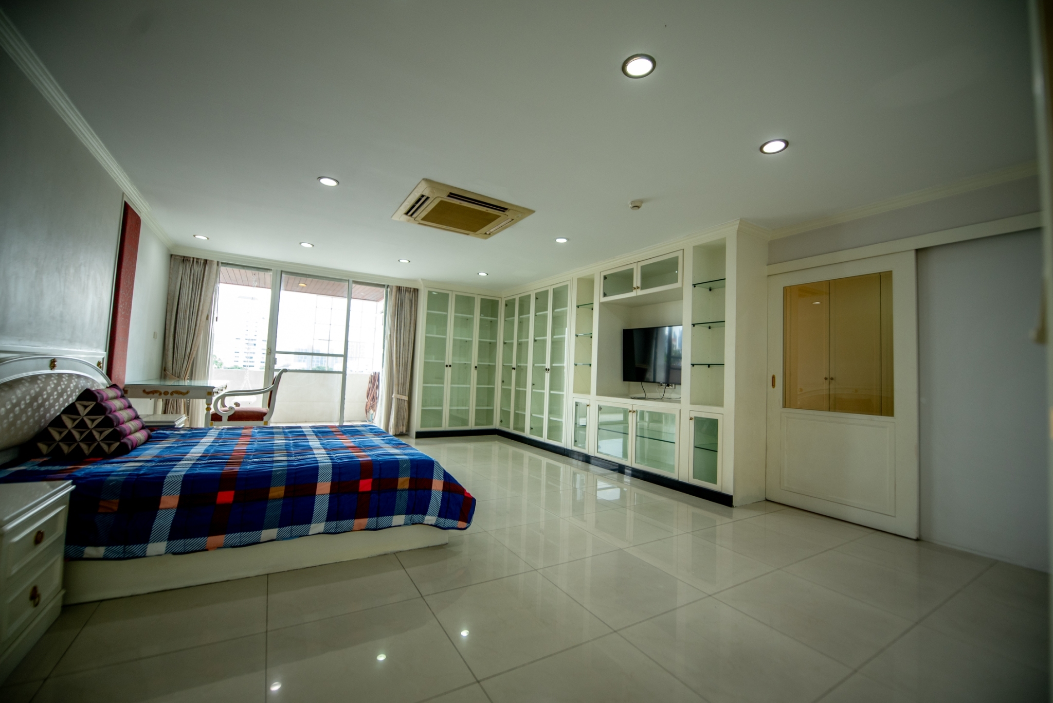 Pet friendly 3 BED 3 bath + 1 spare room plus maid room and maid bathroom plus 4 balconies and 2 car parks .. 350 SQ METER Ready to Move in.