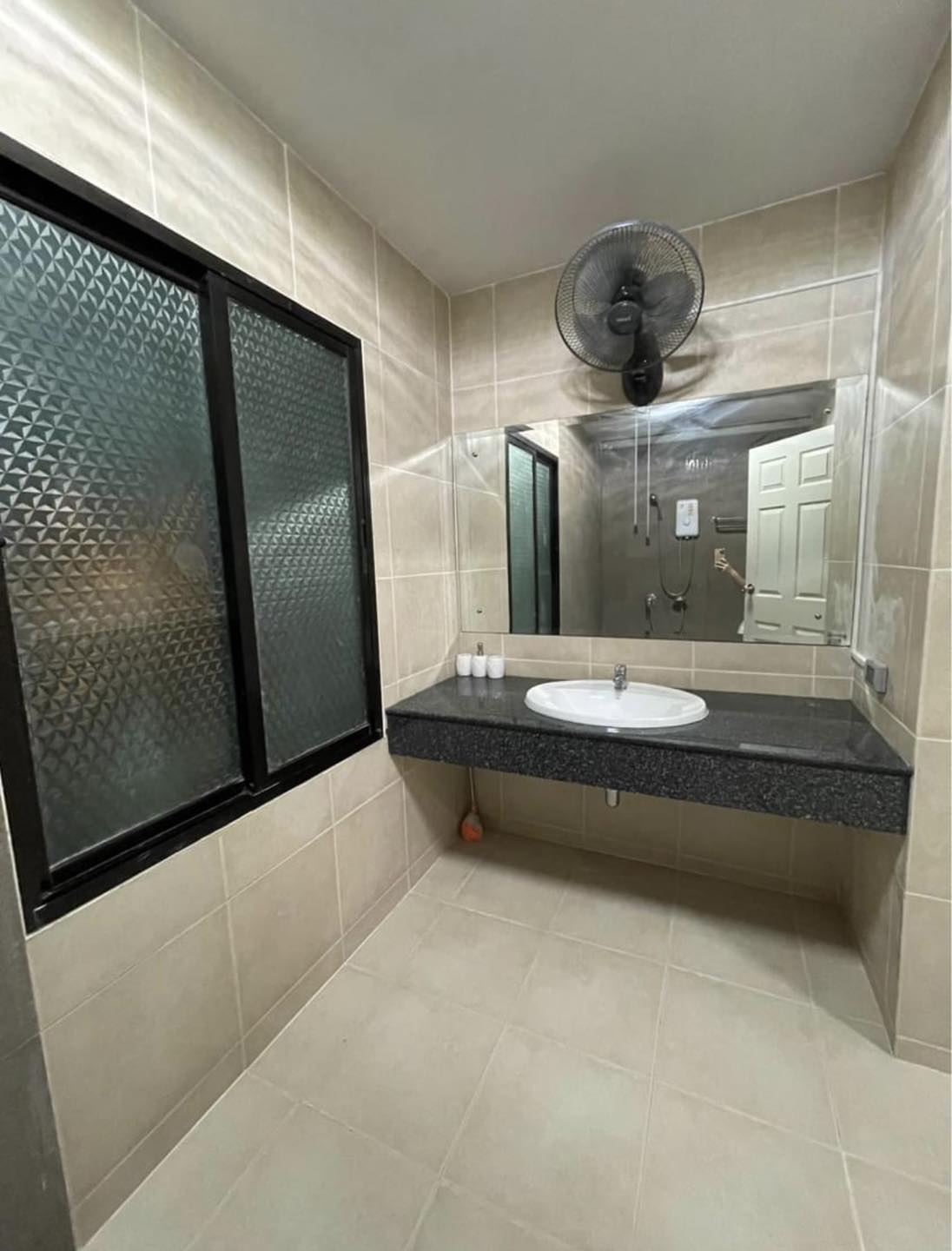 ให้เช่าทาวน์โฮม 3 ชั้น ย่านลาดปลาเค้า 21 ตร.ว. 3 ห้องนอน ราคา 24,000 บาท/เดือน