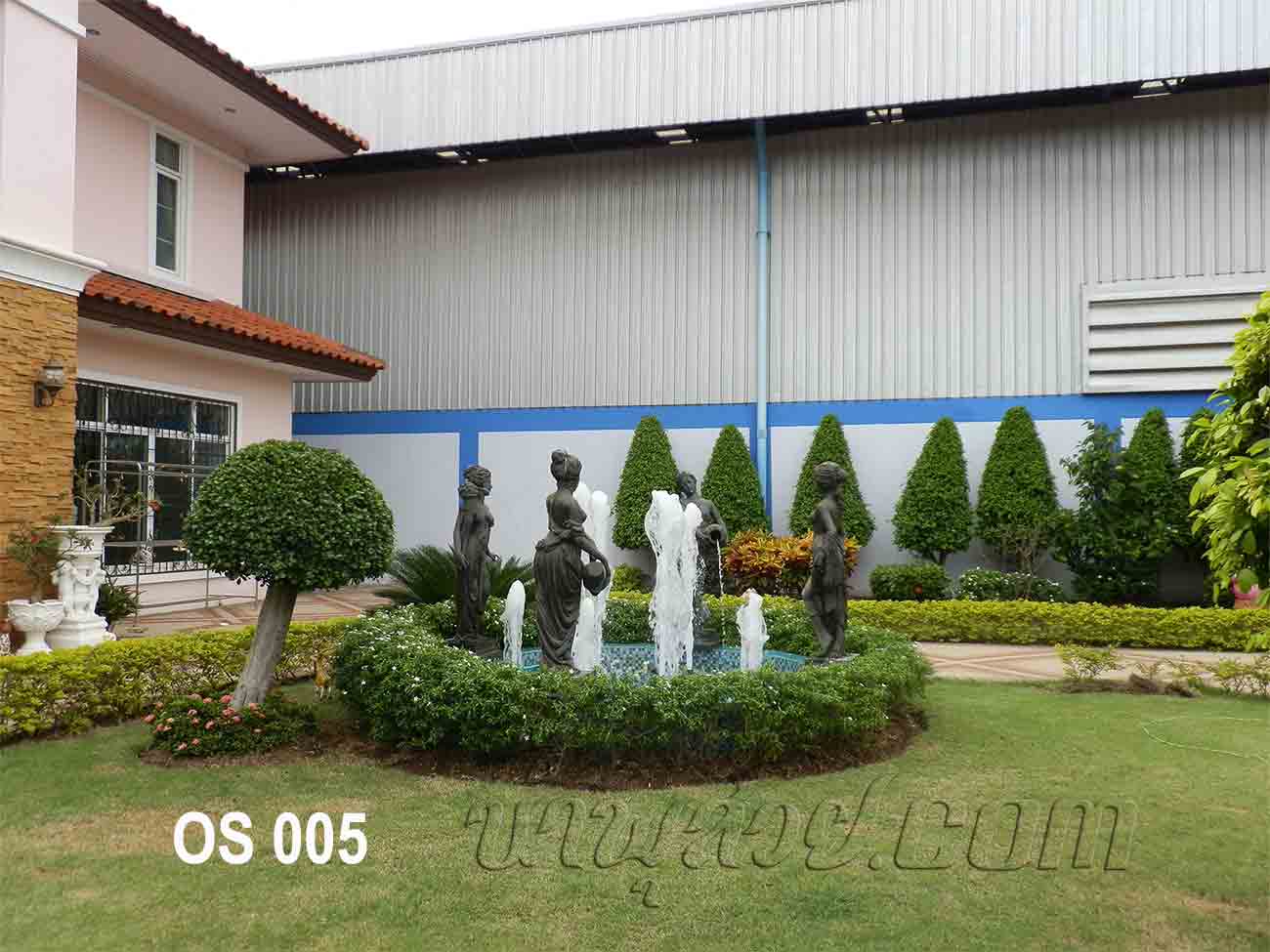 น้ำพุประติมากรรม ผู้หญิง 4 คน ที่บ้านคุณ อร สมุทรสาคร