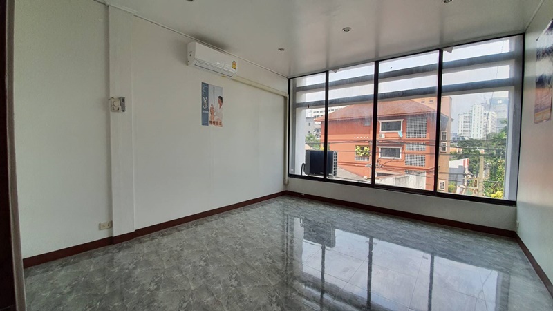 ให้เช่า ตึกแถว 4 ชั้น ย่านพร้อมพงษ์ พื้นที่ 300 ตรม. เช่า 120,000 บ/ด