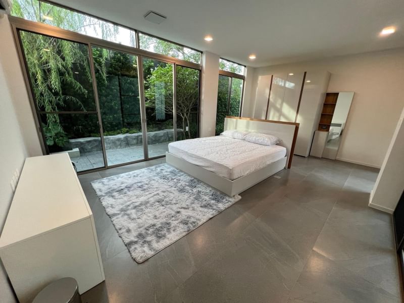 ให้เช่าบ้านเดี่ยว 3 ชั้น ย่านสะพานสูง พื้นที่ 324 ตร.ม. 3 ห้องนอน เช่า 320,000 บ/ด