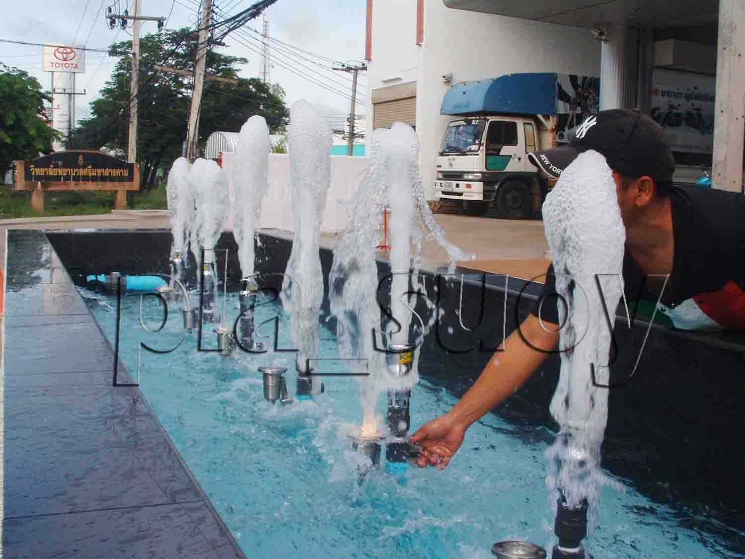 น้ำพุประดับด้านหน้า โชว์รูม รถมอเตอร์ไซค์ อีฮง