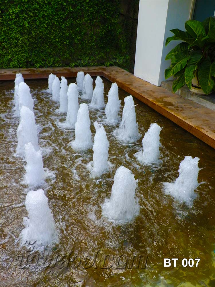 บ่อน้ำพุสี่เหลี่ยม น้ำพุทรงต้นสน 21 หัว ที่หน้า บ.บ้านกรองทอง